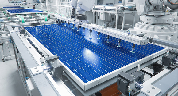 Foto einer Produktionslinie mit Solarmodulen und Robotern