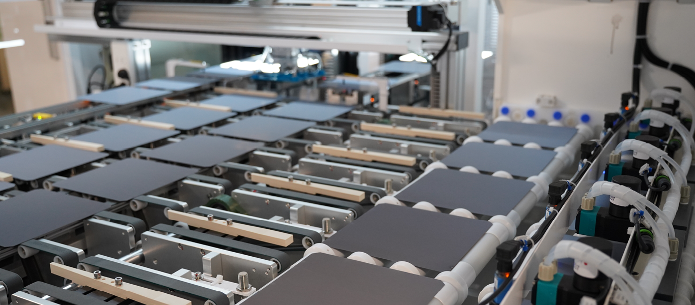 Conveyor belt with solar cells