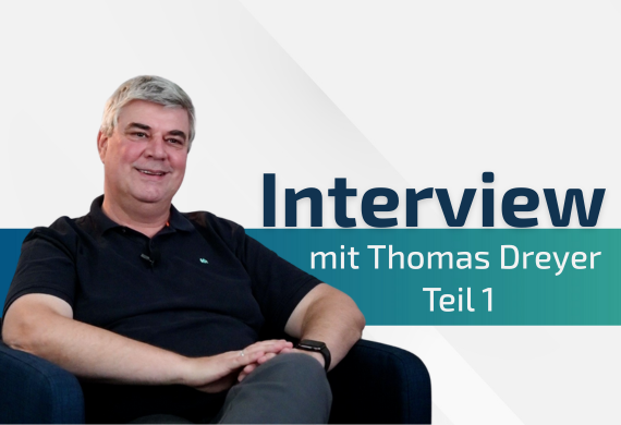 Mann sitz auf einem Sessel, daneben ist eine Illustration zu sehen