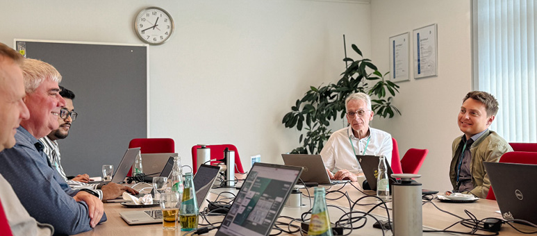 Menschen am Besprechungstisch beim Kick-off SmartFab