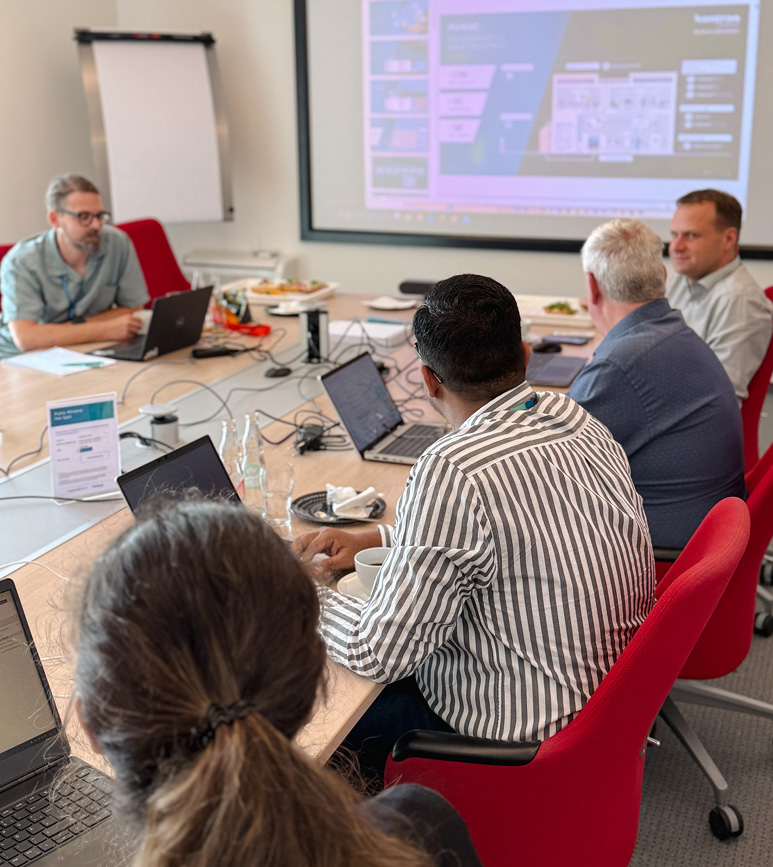 Menschen am Besprechungstisch beim Kick-off SmartFab
