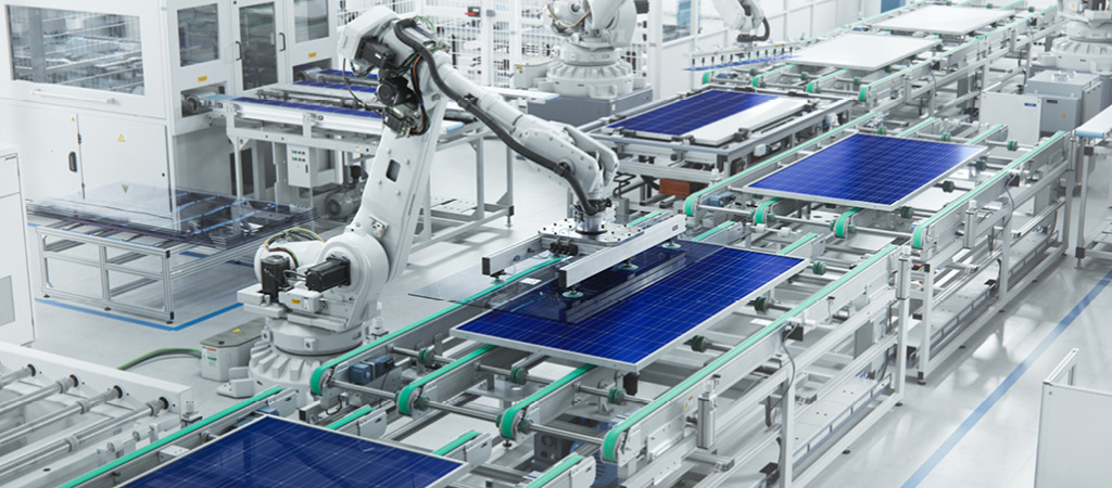 Foto von einer Produktion mit Robotern in der PV-Industrie